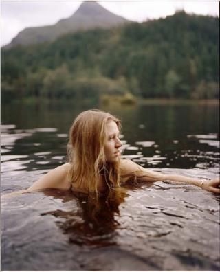 Wild Swimming Photography, Open Water Swimming Aesthetic, Wild Swimming Scotland, Wild Swimming Aesthetic, Wild Swimming Uk, Lake Swimming Aesthetic, Swimming Reference, Swimming Poses, Swimming Aesthetic