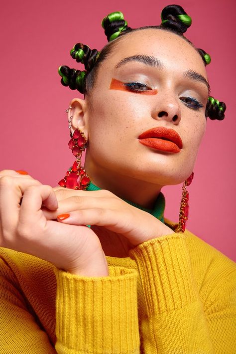 Queen of the 90s and unapologetically herself, Gwen Stefani inspires our latest beauty editorial. @Rebecca_Keates http://ow.ly/soMw30eDXsT pic.twitter.com/6G00rpmglg Quirky Headshots, Atsuko Okatsuka, Strawberry Photoshoot, Makeup Commercial, Pop Photography, Dental Jewelry, Beauty Portraits, Editorial Portrait, Photoshoot Makeup