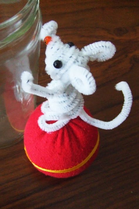 pipecleaner mouse Pipecleaner Ideas, Pipe Cleaner Projects, Mouse Door, Craft Pipe Cleaner, Pipe Cleaner Animals, Pipe Cleaner Art, Chenille Crafts, Mouse Crafts, Stem Crafts