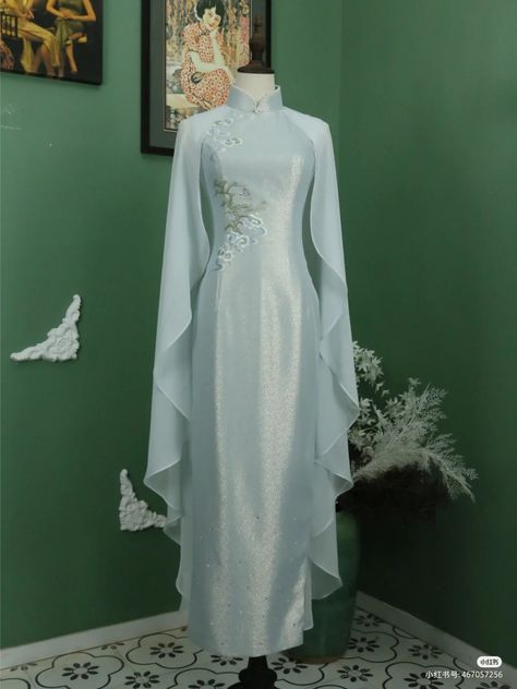 Pretty Ao Dai, Vietnam Dress Ao Dai Modern, Kurung Cheongsam, Baju Kurung Ideas, Vietnamese Traditional Clothing Women, Ao Dai Aesthetic, Qi Pao Wedding, Chinese Inspired Dress, Dress Hijab Party