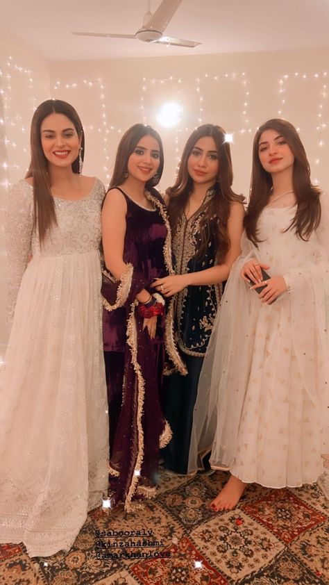 Saboor Aly Wedding, Dress Ideas Casual, Engagement Dress Ideas, Pakistan Actress, Saboor Aly, Aamna Sharif, Bridesmaid Poses, Kinza Hashmi, Crop Pictures