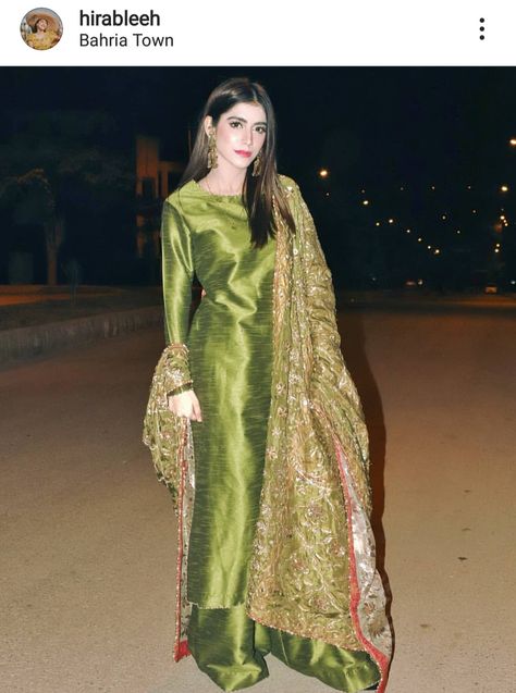 Mehendi Suits Mehndi Outfit, Green And Pink Mehndi Outfit, Mahendi Function Outfit Ideas, Suits For Mehndi Function, Mehndi Suits Outfits, Mehndi Outfit Bridal Green, Suit For Mehendi Function, Mehndi Suits Pakistani, Suit For Mehndi Function