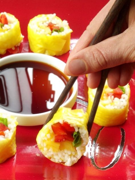 Mango Red Pepper Sushi | Community Post: 15 Non-Traditional Veggie Sushi Recipes You'll Absolutely Love Mango Sushi, Sushi Vegan, Vegetarian Asian, Veggie Sushi, Cauli Rice, Sushi Sushi, Vegan Sushi, Vegan Entree, Vegan Asian