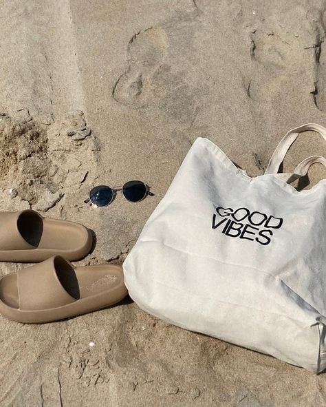 BEACH STORY 🖤 Honeymoon Bag, Klub Malam, Desain Tote Bag, Neutral Bag, Beach Fits, Bags Aesthetic, Summer Feeling, Summer Photos, Beach Vibes