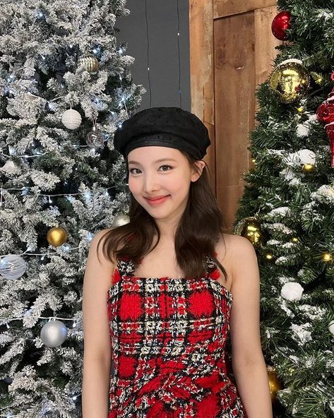 TWICE member Nayeon shared a new photo of her on Instagram, showing her charming smile and Winter fairy-like visuals. Chaeyoung Twice, Hirai Momo, Nayeon Twice, Im Nayeon, Extended Play, Instagram Update, Korean Girl, South Korean Girls, K Pop