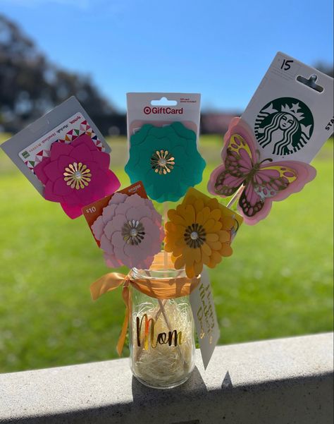 Gift Card Picture, Diy 21st Birthday Gifts, Butterfly Jar, Gift Card Basket, Card Bouquet, Gift Card Displays, Gift Card Bouquet, Gift Card Presentation, Raffle Basket