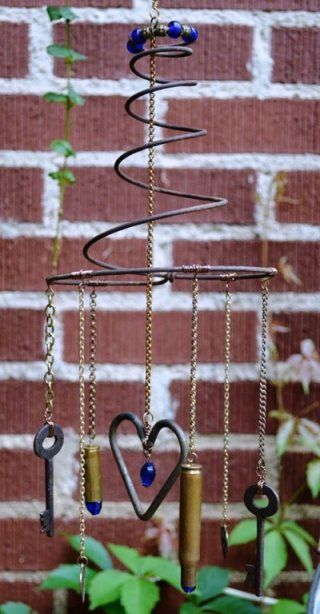 Wind chime made using old bed springs.                                                                                                                                                                                 More Rusty Bed Springs, Old Bed Springs, Bed Spring Crafts, Diy Ombre, Old Beds, Diy Wind Chimes, Rain Chain, Bed Springs, Spring Projects