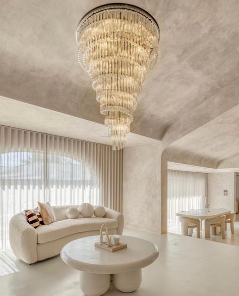 Step inside this Gold Coast beauty! Curves, soaring ceilings and a finishing flourish like never before. By Emma & Matt… | Instagram Mediterranean Inspired Home, Modern Mediterranean Home, Mediterranean Style Home, Modern Mediterranean, Venetian Plaster, Style Lounge, Christmas Room Decor, Design Room, Mediterranean Home