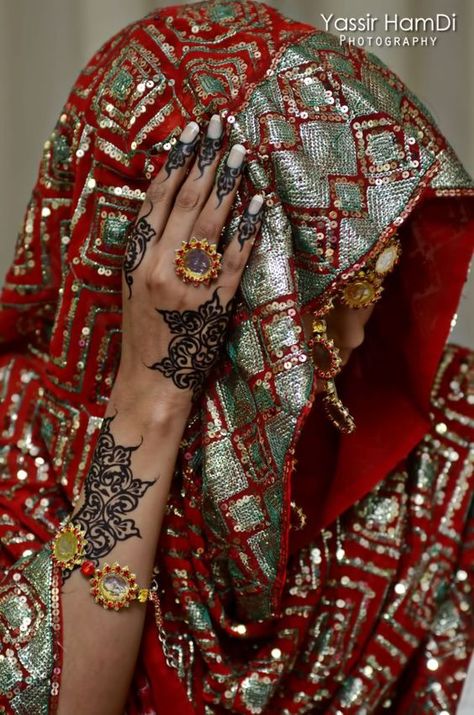 Afro Punk Fashion, Muslim Wedding Dresses, Henna Style, Beautiful Henna Designs, African American Culture, African Textiles, Aesthetic Indie, Henna Mehndi, Muslim Wedding