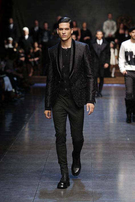 Dolce&Gabbana Winter 2016 Men's Fashion Show Black Menswear, Men Runway, Men Costumes, Mens Fashion Summer Outfits, Mens Fashion Suits Casual, Mens Summer Fashion Beach, Mens Fashion Dressy, Mens Fashion Work, Preppy Mens Fashion