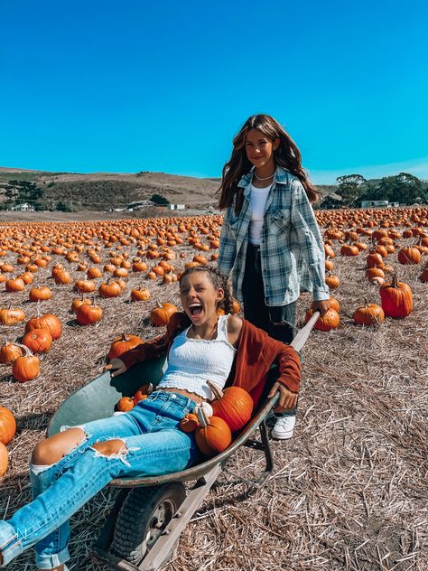 Cute Fall Pictures, Fall Photoshoot Ideas, Pumpkin Patch Photoshoot, Pumpkin Patch Pictures, Fall Photo Shoot Outfits, Fall Friends, 5 Friends, Fall Shoot, Pumpkin Pictures