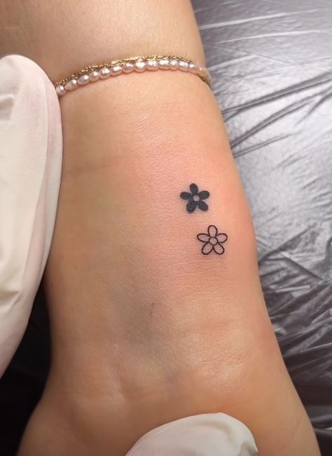 A tiny poppy and tiny daisy instead to represent the boys Clover Tattoo, Cute Simple Tattoos, Basic Tattoos, Woman Tattoo, Small Pretty Tattoos, Petite Tattoos, Парные Тату, Sketch Tattoo, Cute Small Tattoos