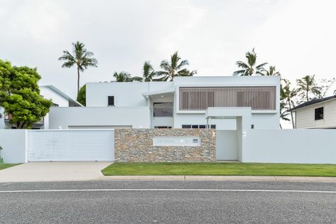 Ocean Abode - Beach Style - Exterior - Other - by Tempus Design Studio Pty Ltd | Houzz AU House Facades Australia, Beach House Exterior Colors, Modern Mediterranean Home, Luxury Villa Design, White Exterior Houses, Mid Century Exterior, Flat Roof House, House Facades, House Cladding