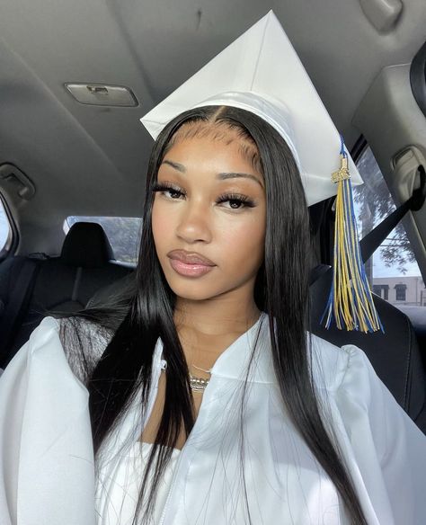 Senior Pictures Makeup Ideas, Natural Graduation Hairstyles, Senior Pics Black Women, Boss Woman Illustration, Senior Pictures Black Women, Graduation Baddie, Graduation Black Women, Senior Pictures Outfits Black Women, Highschool Graduation Pictures