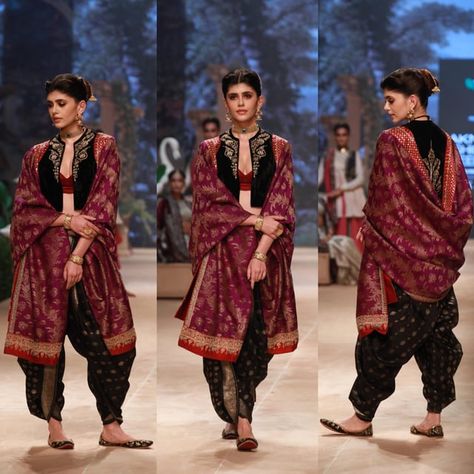 DAMYANTI by Anju Modi at Lakmé Fashion Week x FDCI (2022) : BollywoodFashion Raja Ravi Varma, Foreign Celebrities, Purple Shawl, Visit India, Fibres Textiles, Lakme Fashion Week, Film Industry, Indian Design, Crop Jacket