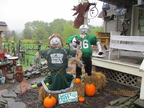 Football Scarecrow, Scarecrow Ideas, Scarecrow Festival, Football Decor, Pumpkin Decorations, Football Decorations, Team Mom, Cub Scouts, School Project