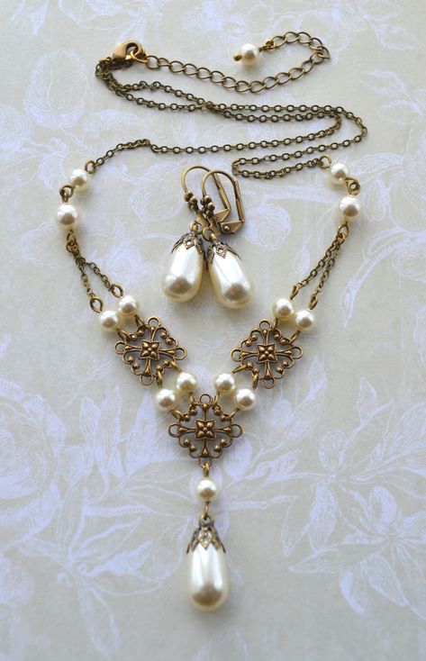 Tudor Style Antiqued Brass Filigree Swarovski Crystal Pearl Drop Bridal Necklace and Earring Set - Etsy Vintage Pearl Necklace Antique, Historical Jewellery Ancient Jewelry, Antique Pearl Jewelry, Caygill Spring, Vintage Necklace Antiques, Tudor Jewelry, 1800s Jewelry, Regency Jewelry, Vintage Wedding Accessories