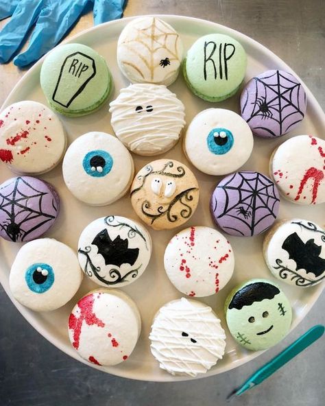 Fall Macarons, Spooky Desserts, Halloween Bakery, Macaron Shop, Halloween Macarons, Cookie Halloween, Pumpkin Spice Cream, Cookies Halloween, Macaron Cookies