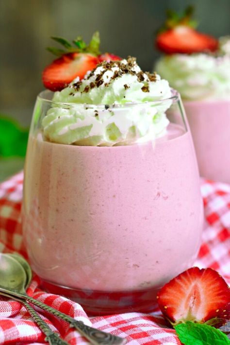 Mary Berry Strawberry Mousse Marry Berry Recipes, Mixed Berry Recipes, Mary Berry Recipes, Mary Berry Cakes, Mary Berry Cooks, Fodmap Desserts, Berry Desserts, Strawberry Mouse, Strawberry Trifle