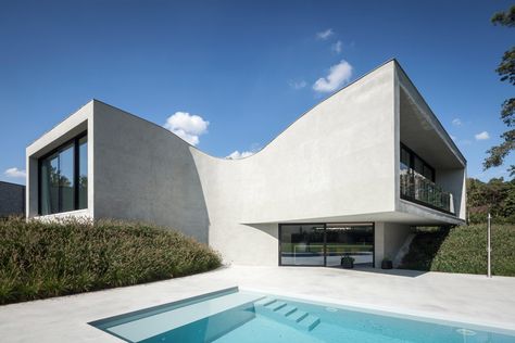 Villa MQ in Belgium by Office O architects Form Follows Function Architecture, Curved Office, Architecture Concrete, Form Follows Function, Office Architecture, Concrete Architecture, Architectural Services, Curved Walls, Concrete Structure