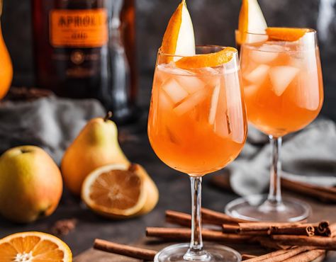 Du kennst noch nicht Aperfall Spritz? Es könnte nach einem sommerlichen Aperol Spritz dein Lieblings-Cocktail im Herbst werden. Gin Spritz Cocktail, Warmer Aperol Spritz, Winter Aperol Spritz, 1 November, Winter Cocktails, Halloween Cocktails, Aperol Spritz, Food And Drink, Thanksgiving