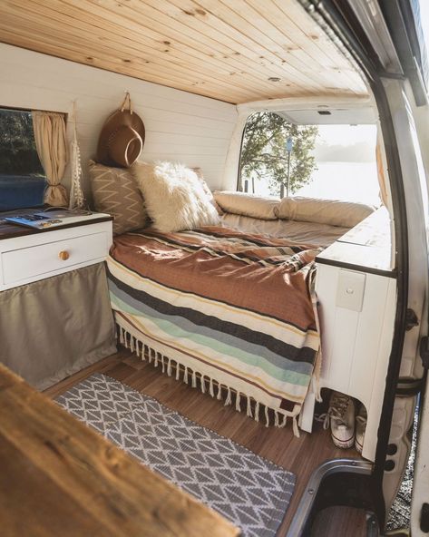 Inspiring 15 Custom Sprinter Van Conversion https://camperlife.co/2019/08/03/15-custom-sprinter-van-conversion/ If you're trying to find a conversion van to accommodate a wheelchair, there are a couple things to consider prior to making your buy. Bear in mind th... Rv Interior Design, Interior Makeover, Caravan Decor, Comfortable Camping, Sprinter Van Conversion, Kombi Home, Campervan Interior, Camper Makeover, Van Home