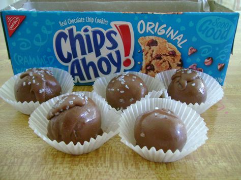 Chips Ahoy! Truffles, same recipe of oreo truffles just with chocolate chip cookies instead Chips Ahoy Truffles, Dipped Treats, Chips Ahoy Cookies, Chocolate Dipped Treats, Holiday Snack, Chips Ahoy, Cookie Ball, Oreo Truffles, Cookie Pops