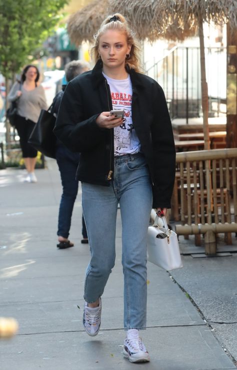 Sophie Turner Outfits, Nike Air Max 95 Outfit, Sophie Turner Style, Royalty Dr, Celeb Outfits, Celeb Street Style, Outfits Athletic, Jeans Street Style, Nike Shoes Outfits