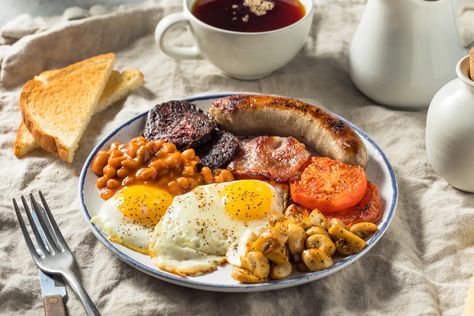 You’ve likely heard of an English breakfast, but do you know what makes an Irish breakfast? Irish Shepherds Pie Recipe, Traditional Irish Breakfast, Irish Potato Pancakes, Full Irish Breakfast, Heinz Baked Beans, Irish Recipes Traditional, Bubble And Squeak, Irish Cuisine, Fried Breakfast