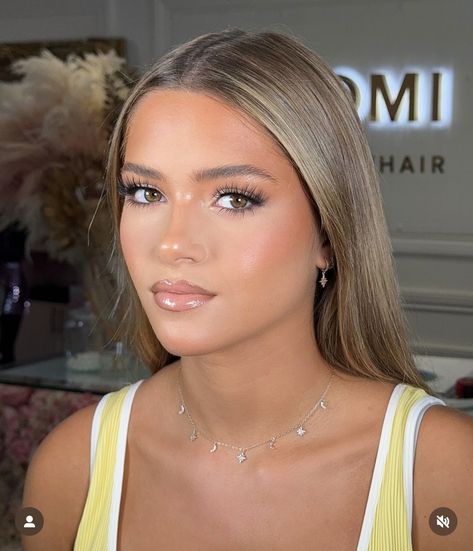 Hoco Glam Makeup, Light Hoco Makeup Looks, Neutral Hoco Makeup, Hoco Make Up Natural, Makeup Looks For Yellow Outfit, Hocoming Makeup Ideas, Subtle Hoco Makeup, Hoco Light Makeup, Makeup Ideas For Homecoming Natural