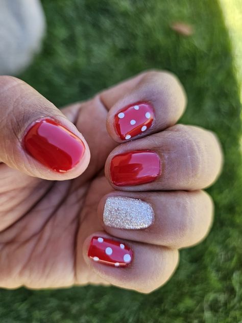 Red, Minnie dots and white glitter dust. Red Disney Nails, Simple Disney Nails, Red Disney, Glitter Dust, Disney Nails, Beauty Stuff, White Glitter, White And Red, Dots