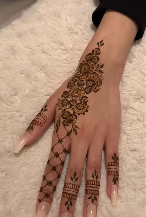 Super Simple Mehndi Designs, Mendi Design Latest Simple, Henna Designs Right Hand, Mehndi On Fingers, Mehndi Design Images Full Hand, Hina Designs Mehndi, Mehndi Designs Easy And Beautiful, Heena Mehendi Designs Unique, Inside Hand Mehndi Designs