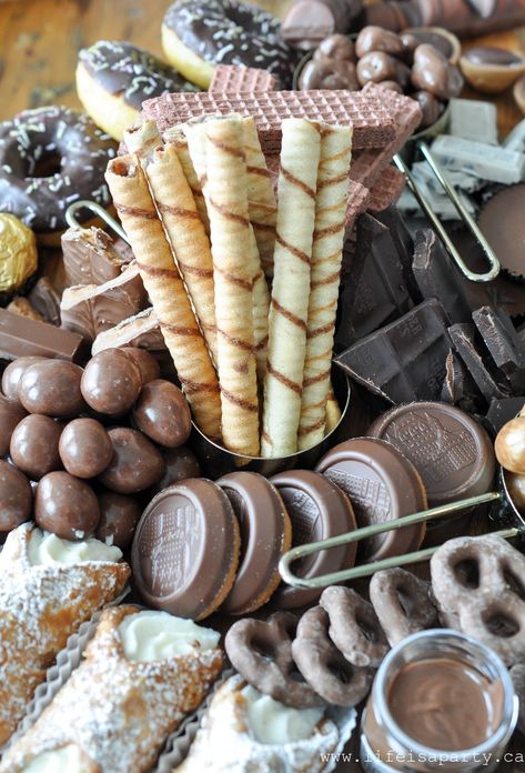 Cookie Platters Display, Chocolate Boards, Charcuterie Snack Board, Chocolate Charcuterie Board, Chocolate Charcuterie, Pirouette Cookies, Farmhouse Food, Dessert Platters, Chocolate Board