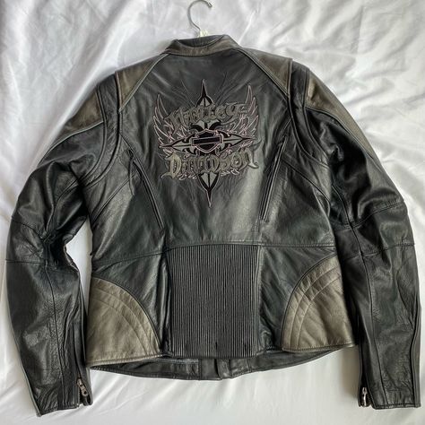 Harley Davidson Jacket Outfit, Cool Leather Jackets, Jackets 2000s, Upcycled Leather Jacket, Leather Jacket Biker, Grunge Jacket, Harley Davidson Leather Jackets, Leather Jacket Vintage, Leather Jacket Men Style