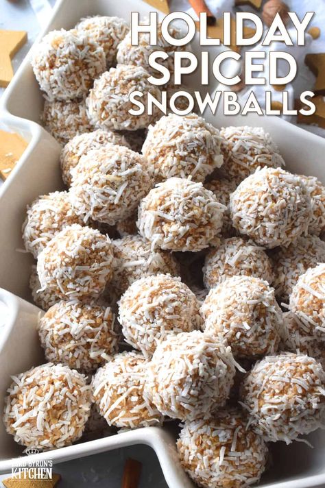 Christmastime is for warming spice flavours, just like the ones in these Holiday Spiced Snowballs! This version has no chocolate, but has an explosion of spices like cinnamon, nutmeg, and ginger! No Bake Christmas Recipes, Christmas Cookies Ideas, Chocolate Spritz Cookies, Hot Chocolate Cookies Cups, No Bake Christmas, Cake Batter Cookies, Christmas Baking Cookies, Christmas Candies, Sweet Bites