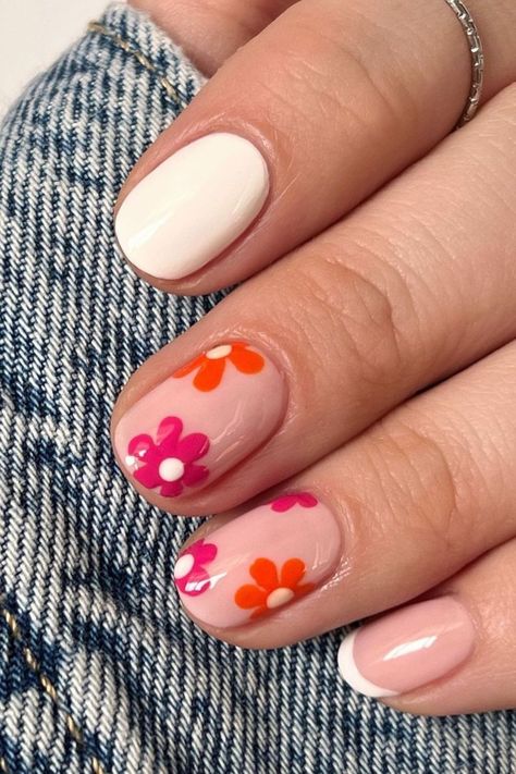 Delicate and soft flowers for a trendy nail art perfect for summer 2023 with Green Flash from manucurist 🤍✨ Made by @am_beaute_concept Shirt Nail Ideas, Pedicure Flower, Easy Summer Nail Art, Flower Manicure, Funky Nail Designs, Soft Flowers, Subtle Nails, Summery Nails, Casual Nails