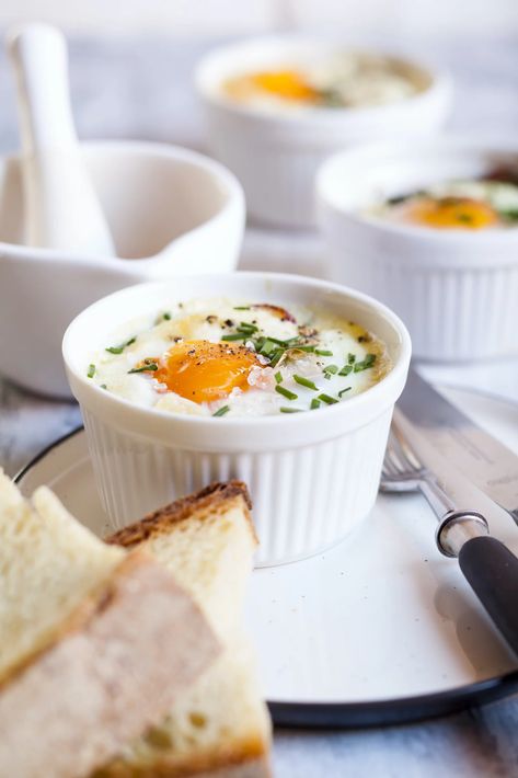 Les œufs cocotte aux fines herbes de Laurent Mariotte Different Ways To Cook Eggs, Italian Eggs, Eggs Scrambled, Ways To Cook Eggs, Cook Eggs, Peeling Hard Boiled Eggs, Creamy Scrambled Eggs, Egg Salad Sandwiches, Mini Quiche