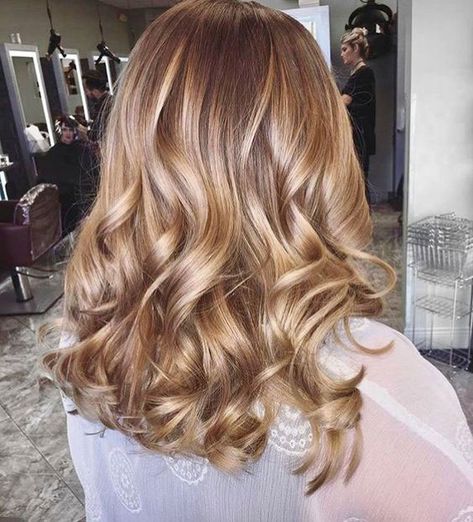 Warm Blonde Hair Shades Perfect for Brightening Your Locks This Spring | Southern Living Pelo Color Caramelo, Warm Blonde Hair, Neutral Blonde, Warm Blonde, Hair Tonic, Blonde Hair Shades, Balayage Hair Blonde, Hair Shades, Ombre Hair Color