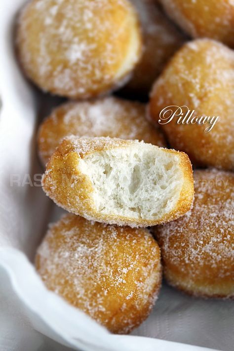 Sugared Pillsbury Biscuits (Cheater Donuts) like those yummy things at the Chinese buffet :D Biscuits Fluffy, Pillsbury Biscuit Recipes, Cake Mix Donuts, Biscuit Donuts, Pillsbury Biscuits, Sugar Biscuits, Fluffy Light, Pillsbury Recipes, Canned Biscuits