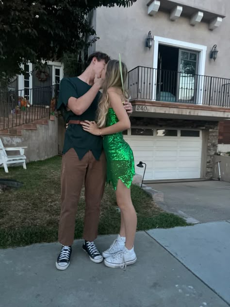 Quick N Easy Halloween Costumes, Hallowen Party, Cute Couples Costumes, Halloween Parejas, Couple Costume, Spooky Szn, Halloween Costumes Friends, Aesthetic Life, Halloween Inspo