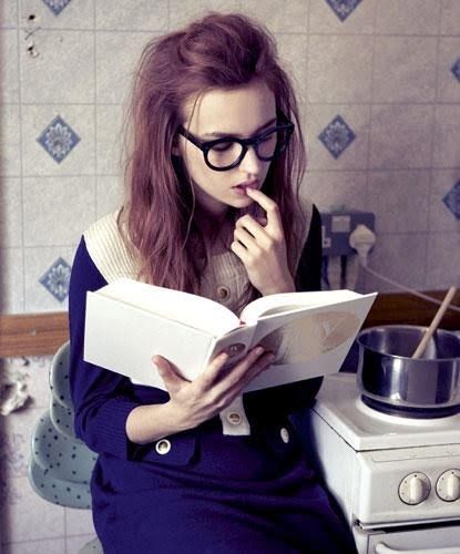 Black Rimmed Glasses, Hipster Glasses, Black Sisters, Hipster Girls, Look Retro, Joy Of Cooking, Woman Reading, Reading A Book, Wearing Glasses