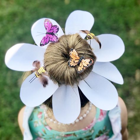 Crazy hair day ideas: flower, spring. Petals were cut from white card stock, hot glued to bobby pins, and fastened to hair. Butterfly and bumblebee floral stems were purchased from Hobby Lobby. Crazy Hairstyles, Crazy Hair For Kids, Crazy Hat Day, Crazy Hats, Crazy Day, Crazy Hair Day, Hairstyles For Girls, Wacky Hair Days, Wacky Hair