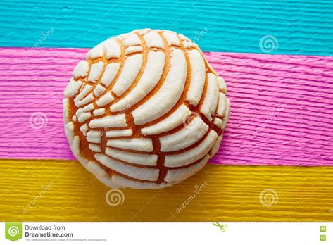 Pan dulce mexicano de Conchas tradicional Foto de archivo Conchas Recipe, Custom Soap Molds, Mexican Bakery, Mexican Pastries, Mexican Sweet Breads, Mexican Bread, Traditional Mexican Food, Crock Pot Desserts, Bread Mold