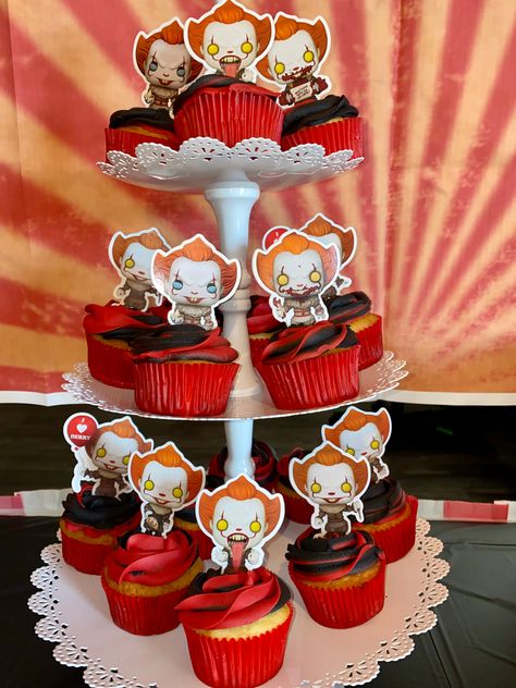 Pennywise Cupcakes, Pennywise Birthday Party Ideas, Pennywise Birthday, Pennywise Party, Clown Birthday, Swirl Cupcakes, Clown Party, Kids Birthday Themes, Pretty Birthday Cakes