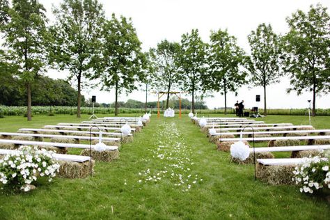 Photography: EyeSpy Wedding - www.eyespy-weddings.com  Read More: http://www.stylemepretty.com/2010/07/13/minnesota-wedding-by-eyespy-photography/ Hay Bale Ideas, Hay Bale Wedding, Hay Bale Seating, Wedding Ceremony Seating, Minnesota Wedding Venues, Wedding Ceremony Ideas, Ceremony Seating, Hay Bales, Seating Plan Wedding