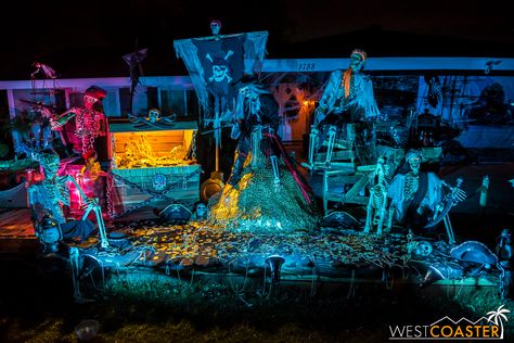 Haunted Under The Sea Party, Pirate Outdoor Decorations, Nautical Halloween Decor, Pirate Haunted House Ideas, Pirate Cave, Pirate Ship House Halloween, Halloween Pirate Decorations Indoor, Pirates Of The Caribbean Halloween Decor, Under The Sea Haunted House