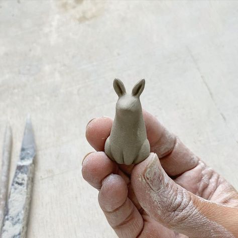 Air Dry Clay Bunny, Bunny Pottery, Spring Ceramics, Easter Ceramics, Bunny Clay, Pottery Bunny, Ceramic Bunnies, Bunny Sculpture, Clay Bunny