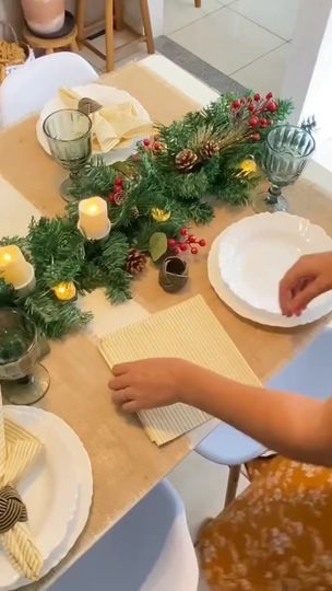 Eon De Beaumont on Reels | Viibez · Jingle Bells Fancy Napkin Folding, Table Setting Inspiration, Christmas Dinner Table, Dinner Table Decor, Christmas Themes Decorations, Gift Wrapping Bows, Napkin Folding, Diy Gift Wrapping, November 8