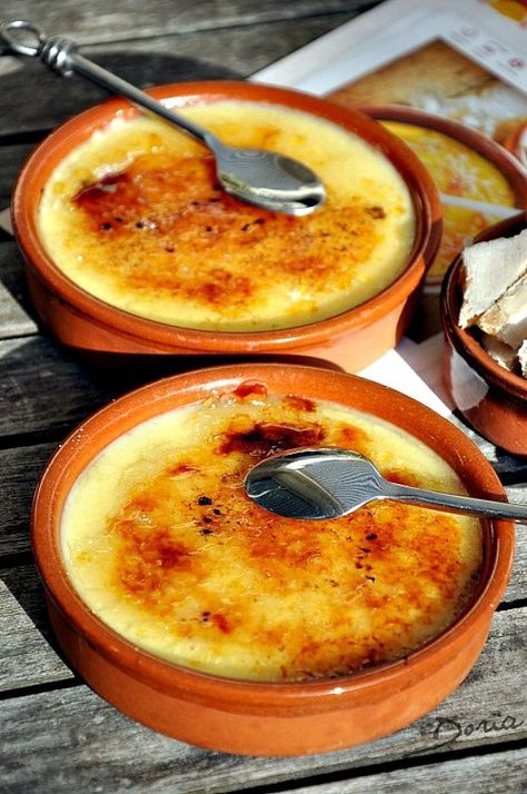 Crème catalane - Brulee Recipe, Spain Food, Curd Recipe, Easy Cake Recipes, Beignets, Mini Desserts, Flan, Fun Desserts, Easy Desserts