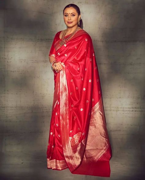 Bollywood Celebrity-Approved Fashion Trends to Catch This Year! Rani Mukherjee Saree, 90s Actresses, Rani Mukherjee, Golden Saree, Rani Mukerji, Latest Dress Design, Celebrity Style Inspiration, Sleek Dress, Casual Indian Fashion